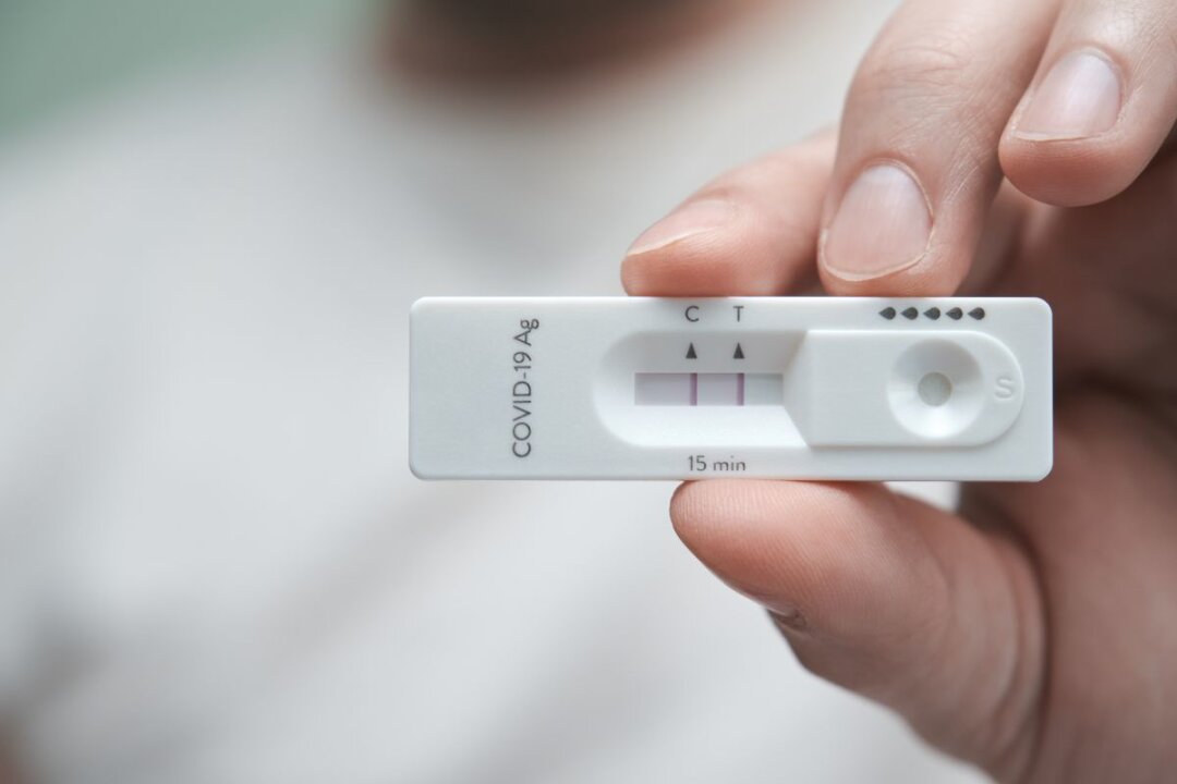 Corona kehrt zurück: Herbstwelle kündigt sich an - Laut Robert-Koch-Institut (RKI) werden in den nächsten Wochen deutliche mehr Corona-Tests positiv ausfallen. 