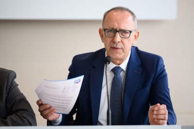 Corona-U-Ausschuss: AfD fordert BSW zu Unterstützung auf - Jörg Urban, Vorsitzender der AfD in Sachsen, hält bei der Pressekonferenz seinen offenen Brief an die BSW-Fraktion in der Hand.