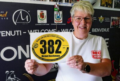 Countdown für die Zschopauer Classic-Geländefahrt läuft - Corinna Geißler kann es kaum erwarten, wieder Startnummern und Papiere an die Teilnehmer der Classic-Geländefahrt "Rund um die MZ-Stadt Zschopau" zu verteilen. Foto: Andreas Bauer