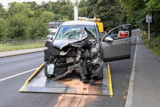 Crash Auf B101: PKW Kollidiert Frontal Mit Geländer | Blick - Erzgebirge