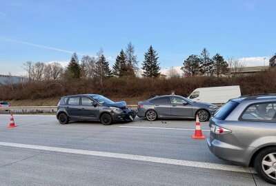 Crash auf der A72: Kind verletzt - Am Ostermontag ereignete sich gegen 18.40 Uhr ein Verkehrsunfall zwischen mehreren Fahrzeugen auf der A72 Richtung Hof. Foto: Daniel Unger