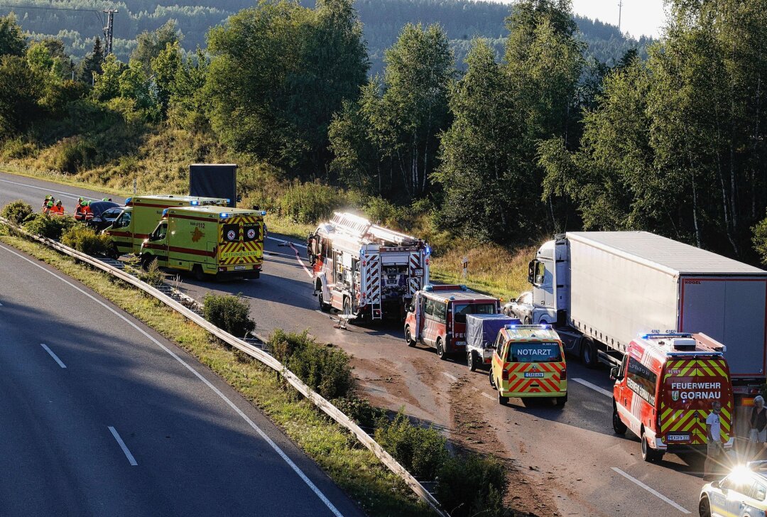 Crash auf der B174: Junger Fahrer schwer verletzt - hoher Sachschaden - Vollsperrung auf der B174 nach Crash mit drei Fahrzeugen. Foto: ChemPic