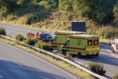 Crash auf der B174: Junger Fahrer schwer verletzt - hoher Sachschaden - Vollsperrung auf der B174 nach Crash mit drei Fahrzeugen. Foto: ChemPic