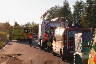 Crash auf der B174: Junger Fahrer schwer verletzt - hoher Sachschaden - Vollsperrung auf der B174 nach Crash mit drei Fahrzeugen. Foto: ChemPic