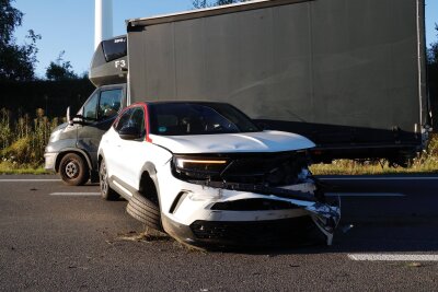 Crash auf der B174: Junger Fahrer schwer verletzt - hoher Sachschaden - Vollsperrung auf der B174 nach Crash mit drei Fahrzeugen. Foto: ChemPic