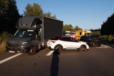 Crash auf der B174: Junger Fahrer schwer verletzt - hoher Sachschaden - Vollsperrung auf der B174 nach Crash mit drei Fahrzeugen. Foto: ChemPic