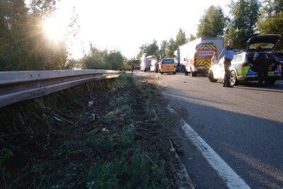 Crash auf der B174: Junger Fahrer schwer verletzt - hoher Sachschaden - Vollsperrung auf der B174 nach Crash mit drei Fahrzeugen. Foto: ChemPic