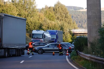 Crash auf der B174: Junger Fahrer schwer verletzt - hoher Sachschaden - Vollsperrung auf der B174 nach Crash mit drei Fahrzeugen. Foto: ChemPic