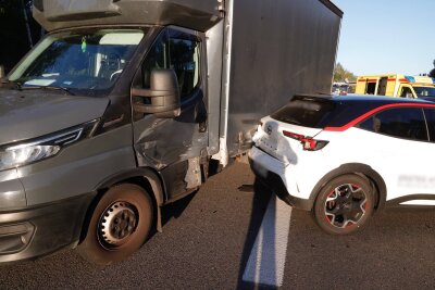 Crash auf der B174: Junger Fahrer schwer verletzt - hoher Sachschaden - Vollsperrung auf der B174 nach Crash mit drei Fahrzeugen. Foto: ChemPic