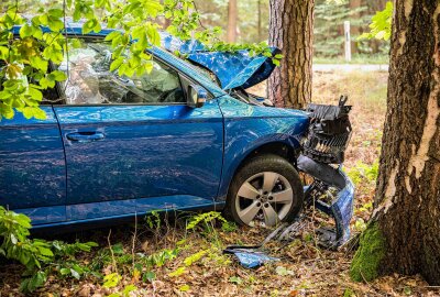 Crash auf der B6: PKW kollidiert nach Kontrollverlust mit Baum - Ein Fahrer verlor die Kontrolle über seinen PKW und kollidierte mit einem Baum. Foto: xcitepress/Rico Loeb