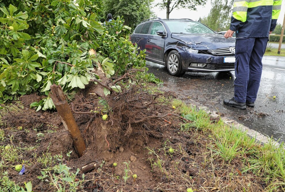 Crash auf der S179: PKW prallt gegen Baum - Unfall auf der S179 in Reichenberg. Foto: Roland Halkasch