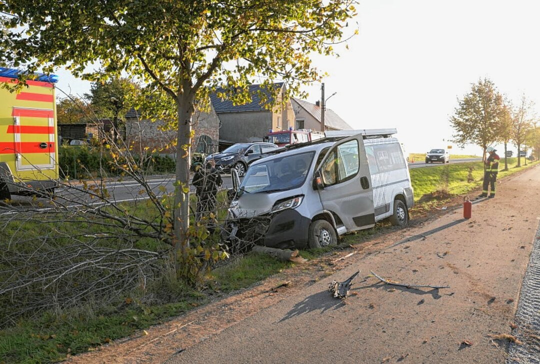 Crash auf Sächsischer Bundesstraße: Transporter kracht gegen Baum - Am Mittwochmorgen kam es auf der B6 zu einem Unfall. Foto: LausitzNews.de / Jens Kaczmarek