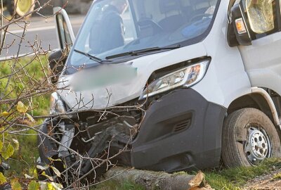 Crash auf Sächsischer Bundesstraße: Transporter kracht gegen Baum - Die beiden Insassen wurden verletzt in ein Krankenhaus gebracht. Foto: LausitzNews.de / Jens Kaczmarek