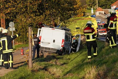 Crash auf Sächsischer Bundesstraße: Transporter kracht gegen Baum - Die Polizei ermittelt zur Unfallursache. Foto: LausitzNews.de / Jens Kaczmarek