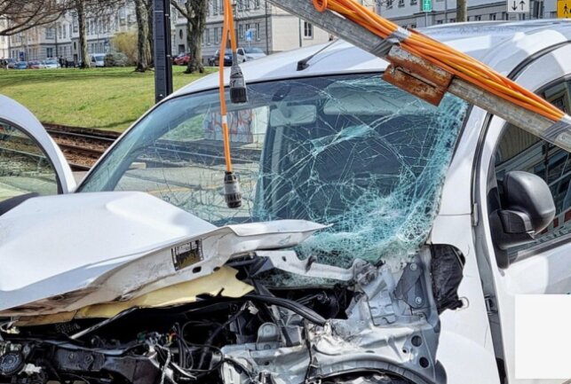 Crash: Auto Kollidiert Mit Straßenbahn