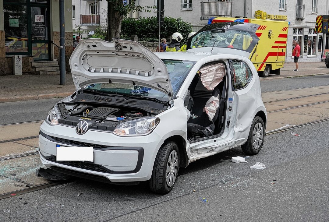 Crash in Dresden: Rettungskräfte befreien Fahrerin aus PKW - Unfall auf der Kesselsdorfer Straße. Foto: Roland Halkasch