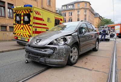 Crash in Dresden: Rettungskräfte befreien Fahrerin aus PKW - Unfall auf der Kesselsdorfer Straße. Foto: Roland Halkasch