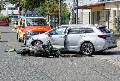 Crash in Dresdner City: Motorrad kollidiert mit PKW - Der Verkehrsunfalldienst der Polizei ermittelt zur Unfallursache. Foto: Roland Halkasch