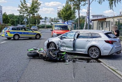 Crash in Dresdner City: Motorrad kollidiert mit PKW - Der Verkehrsunfalldienst der Polizei ermittelt zur Unfallursache. Foto: Roland Halkasch