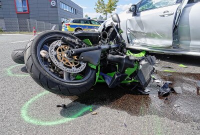 Crash in Dresdner City: Motorrad kollidiert mit PKW - Der Verkehrsunfalldienst der Polizei ermittelt zur Unfallursache. Foto: Roland Halkasch