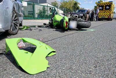 Crash in Dresdner City: Motorrad kollidiert mit PKW - Der Verkehrsunfalldienst der Polizei ermittelt zur Unfallursache. Foto: Roland Halkasch