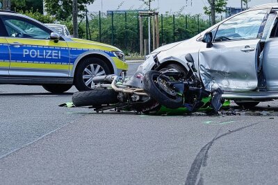 Crash in Dresdner City: Motorrad kollidiert mit PKW - Der Verkehrsunfalldienst der Polizei ermittelt zur Unfallursache. Foto:Roland Halkasch