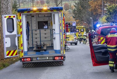 Crash in Elterlein: Citroen landet auf Dach -  Die Feuerwehren aus Elterlein und Scheibenberg, sowie Rettungsdienst, Notarzt und Polizei wurden an die Einsatzstelle alarmiert. Foto: Bernd März