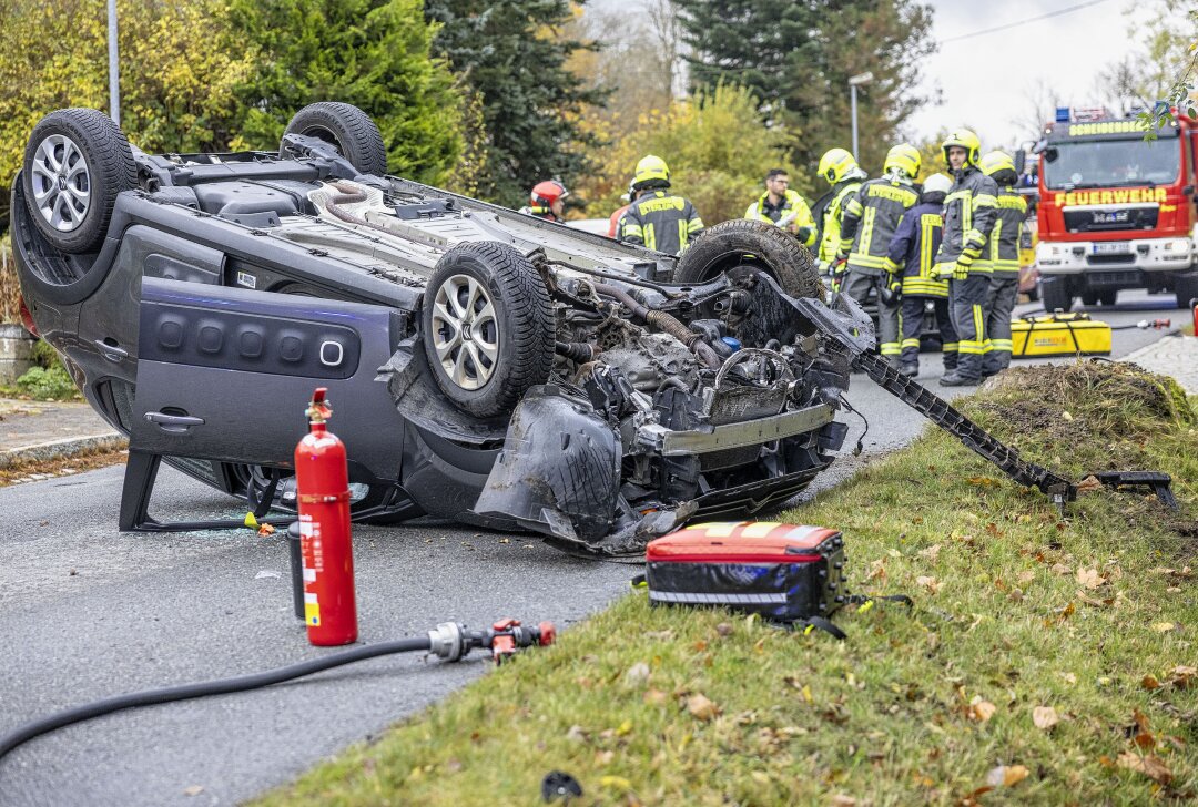 Crash in Elterlein: Citroen landet auf Dach - Bei Ankunft der Kameraden wurden beide Fahrzeugführer bereits aus ihren Fahrzeugen befreit. Foto: Bernd März