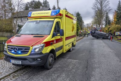 Crash in Elterlein: Citroen landet auf Dach -  Sie wurden vom Rettungsdienst betreut. Foto: Bernd März