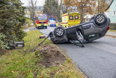 Crash in Elterlein: Citroen landet auf Dach -  Die Kameraden sicherten die Unfallstelle ab und richteten den Citroen auf. Foto: Bernd März