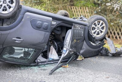 Crash in Elterlein: Citroen landet auf Dach -  Die Fahrzeugführer kamen verletzt ins Krankenhaus. Foto: Bernd März