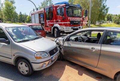 Crash in Freiberg: Hochbetagte Suzuki-Fahrerin verschätzt sich und kollidiert mit Kia - Zu einen Verkehrsunfall kam es am Montagnachmittag gegen 14 Uhr auf der Lampadiusstraße in Freiberg. Foto: Marcel Schlenkrich