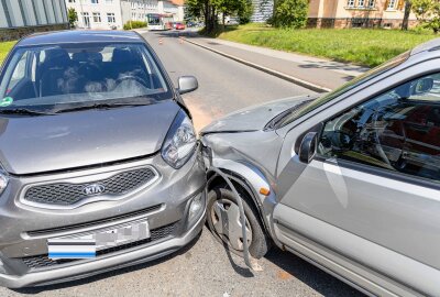 Crash in Freiberg: Hochbetagte Suzuki-Fahrerin verschätzt sich und kollidiert mit Kia - Zu einen Verkehrsunfall kam es am Montagnachmittag gegen 14 Uhr auf der Lampadiusstraße in Freiberg. Foto: Marcel Schlenkrich