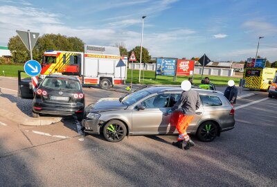 Crash in Glauchau: Drei verletzte Personen - Dabei wird von einem Vorfahrtsverstoß ausgegangen.  Foto: Andreas Kretschel