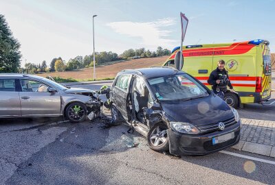 Crash in Glauchau: Drei verletzte Personen - Die Feuerwehr, Polizei und der Rettungsdienst sind im Einsatz. Foto: Andreas Kretschel