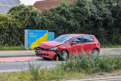 Crash in Leipzig: Tranporter überschlägt sich nach Kollision mit PKW - Die Straße ist derzeit voll gesperrt. Foto: Christian Grube