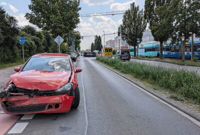 Crash in Leipzig: Tranporter überschlägt sich nach Kollision mit PKW - Die Straße ist derzeit voll gesperrt. Foto: Christian Grube