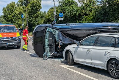 Crash in Leipzig: Tranporter überschlägt sich nach Kollision mit PKW - Die Straße ist derzeit voll gesperrt. Foto: Christian Grube