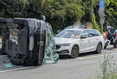 Crash in Leipzig: Tranporter überschlägt sich nach Kollision mit PKW - Die Straße ist derzeit voll gesperrt. Foto: Christian Grube