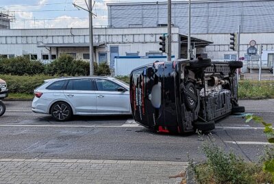 Crash in Leipzig: Tranporter überschlägt sich nach Kollision mit PKW - Die Straße ist derzeit voll gesperrt. Foto: Christian Grube