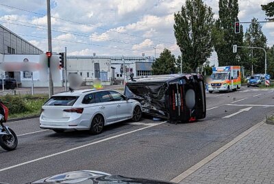 Crash in Leipzig: Tranporter überschlägt sich nach Kollision mit PKW - Die Straße ist derzeit voll gesperrt. Foto:Christian Grube