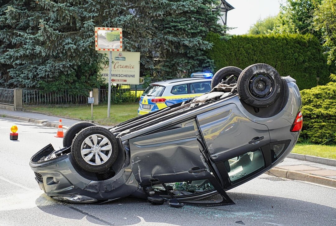 Crash in Neukirch: Auto überschlägt sich - Wegen des Aufpralls kippte der Citreon um und landete anschließend auf dem Dach. Foto: LausitzNews