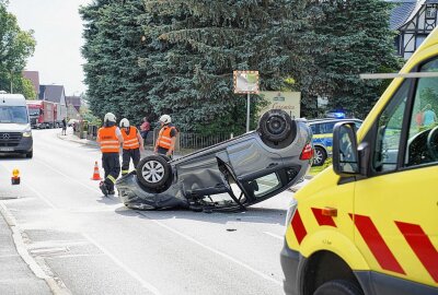 Crash in Neukirch: Auto überschlägt sich - Wegen des Aufpralls kippte der Citreon um und landete anschließend auf dem Dach. Foto: LausitzNews