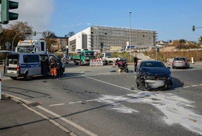 Crash mit Motorrad in Plauen: Fahrer schwer verletzt - Am Donnerstagmittag kam es gegen 12.40 Uhr zu einem Unfall in Plauen. Foto: Igor Pastierovic