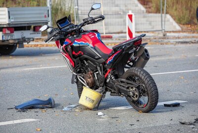 Crash mit Motorrad in Plauen: Fahrer schwer verletzt - Ein Mercedes und ein Motorrad kollidierten miteinander und waren nicht mehr fahrbereit. Foto: Igor Pastierovic