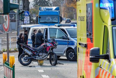 Crash mit Motorrad in Plauen: Fahrer schwer verletzt - Ein Mercedes und ein Motorrad kollidierten miteinander und waren nicht mehr fahrbereit. Foto: Igor Pastierovic