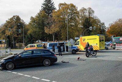 Crash mit Motorrad in Plauen: Fahrer schwer verletzt - Der Motorradfahrer wurde dabei schwer verletzt und für die weitere medizinische Behandlung in ein Krankenhaus eingeliefert. Foto: Igor Pastierovic