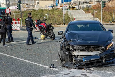 Crash mit Motorrad in Plauen: Fahrer schwer verletzt - Der Motorradfahrer wurde dabei schwer verletzt und für die weitere medizinische Behandlung in ein Krankenhaus eingeliefert. Foto: Igor Pastierovic