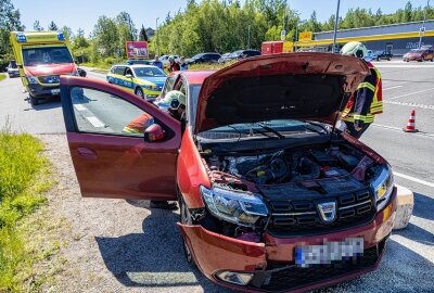 Crash mit vier Verletzten: Auer Talstraße nach Unfall voll gesperrt - Auffahrunfall mit vier Verletzten. Foto: Niko Mutschmann