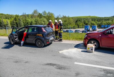 Crash mit vier Verletzten: Auer Talstraße nach Unfall voll gesperrt - Auffahrunfall mit vier Verletzten. Foto: Niko Mutschmann